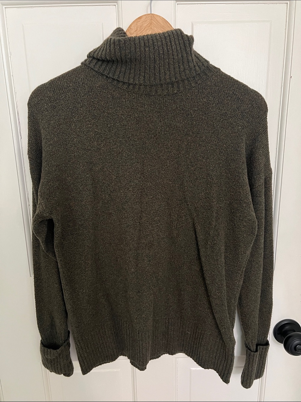 Old Navy Women’s Olive Green Turtleneck Sweater - Classic Knit